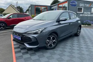 Vue 3/4 avant d'une MG3 gris métallisé 2024 avec jantes distinctives, garée devant un concessionnaire Distinxion.