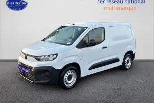 Vue 3/4 avant droite du Citroën Berlingo Fourgon blanc avec porte latérale coulissante et pare-chocs noirs.