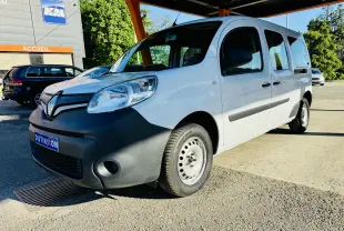 Renault Kangoo Maxi blanc vu en 3/4 avant droit, avec pare-chocs noir mat et jantes acier simples.