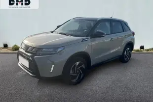 Suzuki Vitara 1.4 Boosterjet Hybrid 2026 vue 3/4 avant en So'Color Savanna Ivory/Black métal avec jantes alu distinctives.