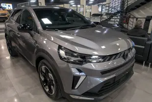 Renault SYMBIOZ E-Tech gris Cassiopé en 3/4 avant droit, avec calandre moderne et jantes biton distinctives.