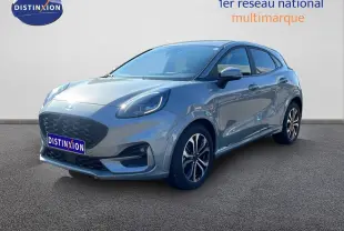 Ford Puma gris Solar Metal en 3/4 avant droit, mettant en valeur ses optiques arrondies et ses jantes bi-ton.