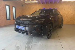 Vue 3/4 avant droite d'un CUPRA Formentor noir 2025 avec jantes alliage et calandre marquée du logo cuivre.