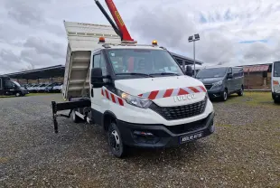IVECO Daily Chassis Cabine blanc vu en 3/4 avant droit, benne relevée et grue Palfinger rouge déployée.
