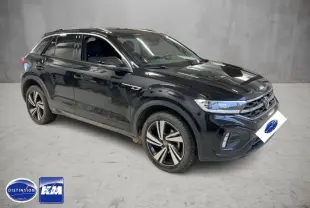 Volkswagen T-Roc noir intense en 3/4 avant droit, avec jantes bi-ton et finition R-Line visible.