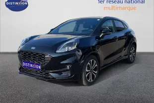 Ford Puma 1.0 EcoBoost MHEV 155ch noir agate métal, vue 3/4 avant droit avec jantes alliage distinctives.