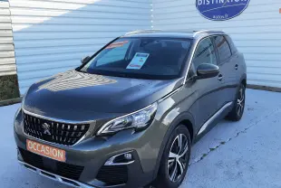Peugeot 3008 gris Amazonite en 3/4 avant droit, avec calandre chromée et jantes alliage bicolores.