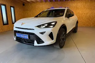 Vue 3/4 avant d'un CUPRA Formentor blanc avec détails noirs, calandre marquée et jantes foncées en intérieur bois.