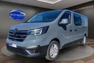 Vue 3/4 avant d'un Renault Trafic cabine approfondie gris urbain avec jantes alliage 17 pouces et projecteurs LED.