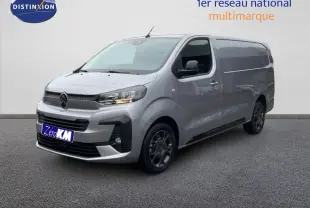 Vue 3/4 avant droit d’un Citroën Jumpy Van Long L3 gris Artense métal avec calandre noire et jantes foncées.