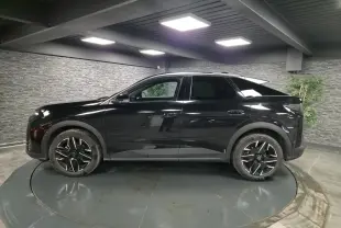 Peugeot 3008 hybride noire vue de profil côté gauche, avec jantes alliage 19'' diamantées et poignées affleurantes.