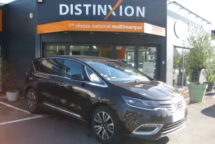 Renault Espace V marron vue 3/4 avant droit, garé devant un bâtiment avec enseigne Distinxion.