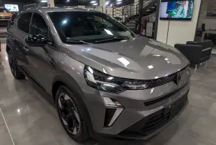 Renault Captur 2025 gris Cassiopé en 3/4 avant droit, avec calandre moderne et jantes noires bicolores.