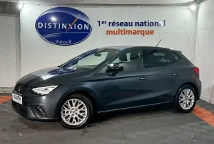 SEAT Ibiza 1.0 TSI 110 FR gris foncé vue de profil côté gauche, jantes alliage et feux LED visibles.