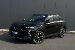 DS7 2025 noir Perla en 3/4 avant droit, avec calandre distinctive et jantes alliage 19'' Edinburgh.