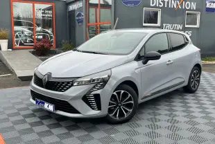 Renault Clio V 0.9 TCE 90 Techno gris Rafale vue 3/4 avant droit avec jantes alliage 16'' Boavista et antenne requin.