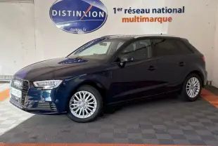 Audi A3 2.0 TDI bleu vue de profil côté gauche dans un showroom avec logo Distinxion en arrière-plan.