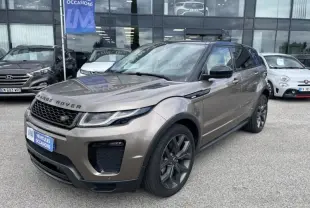 Range Rover Evoque marron métal vu en 3/4 avant droit, avec jantes foncées et calandre noire distinctive.