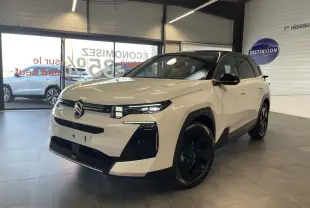 Vue 3/4 avant droit du Citroën C5 Aircross blanc Okenite avec toit noir et jantes alliage noires en showroom.