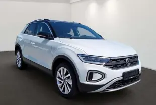 Volkswagen T-Roc blanc pur en 3/4 avant droit avec toit noir et jantes alliage 18 pouces visibles.