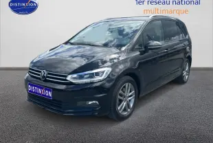 Volkswagen Touran noir 2025 en 3/4 avant droit, avec calandre chromée et jantes alu visibles.