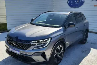 Renault Austral E-Tech hybride gris schiste avec toit noir, vue 3/4 avant droit, calandre et jantes distinctives.