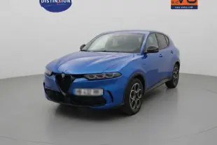 Vue 3/4 avant d'un Alfa Romeo Tonale bleu 2025 avec jantes alliage 18 pouces et calandre caractéristique en V.
