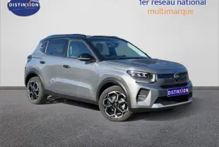 Citroën C3 2025 gris Mercury vue 3/4 avant droit avec jantes alu au design hexagonal et phares LED.