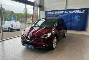Renault Scénic 2017 rouge carmin avec toit noir, vue 3/4 avant en intérieur showroom lumineux