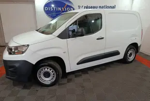 Vue de profil côté gauche d’un utilitaire Citroën Berlingo blanc avec jantes acier et pare-chocs noirs.