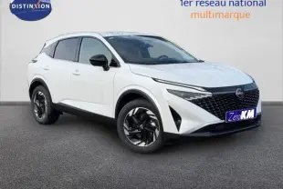 Nissan Qashqai Hybrid e-POWER blanc nacré en 3/4 avant droit, avec calandre noire et jantes noires distinctives.