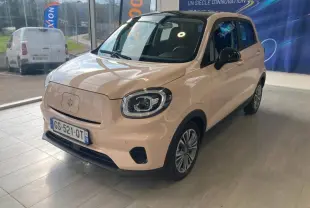 Vue 3/4 avant droite d'une LEAPMOTOR T03 électrique 2023 rose poudré avec toit noir et jantes alu en showroom.