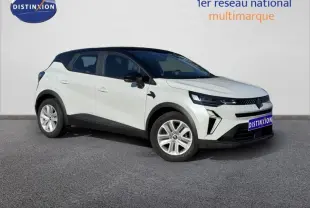 Renault Captur blanc nacré en 3/4 avant droit, toit noir contrasté et jantes alliage, version 2025 Essence manuelle.
