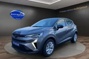 Renault Captur 2024 gris Cassiopée toit noir, vue 3/4 avant droit avec feux diurnes allumés et caméra de recul visible.