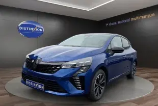 Renault Clio Techno E-Tech hybride bleu en 3/4 avant droit, avec feux LED et jantes alliage noires.