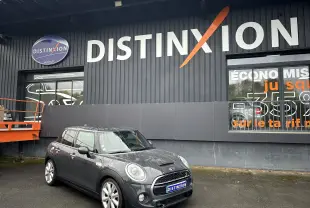 MINI F55 Cooper S gris Thunder Grey métallisé vue 3/4 avant droit devant un bâtiment Distinxion.