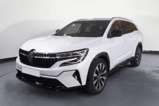 Renault Espace blanc nacré en 3/4 avant droit avec jantes alliage noires et calandre marquée noire brillante.