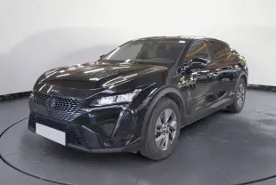 Peugeot 408 PHEV noir vue 3/4 avant droit, jantes alliage 17 pouces et calandre distinctive moderne.