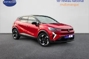 Renault Captur 2025 Rouge Flamme en 3/4 avant droit, SUV hybride avec jantes noires et toit noir contrasté.