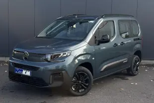 Vue 3/4 avant droite du Citroën Berlingo Multispace bleu métallisé avec jantes alliage noires et barres de toit.