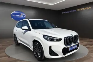 BMW X1 sDrive20d blanc vue de profil côté gauche avec jantes noires en showroom intérieur