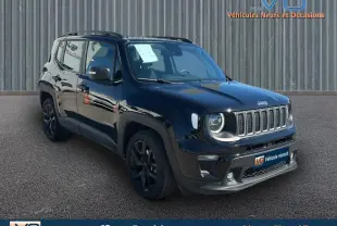 Jeep Renegade noir en 3/4 avant droit, avec barres de toit et jantes alliage 18 pouces visibles, stationné sur sol bitumé.