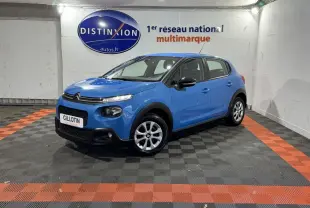 Citroën C3 bleu vue 3/4 avant droit, avec phares LED et protections noires autour des roues.