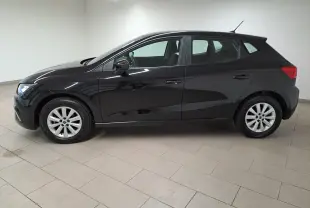 SEAT IBIZA 1.0 TSI 95 STYLE 2024 en noir minuit, vue de profil côté gauche dans un intérieur lumineux.