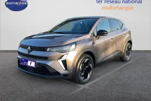 Renault Captur E-Tech hybride gris cassiopée métal en 3/4 avant droit avec jantes noires distinctives.