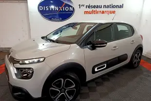 Citroën C3 beige vue 3/4 avant droit, avec protections latérales noires et jantes originales en alliage.