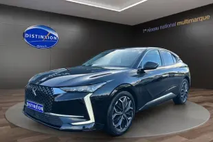 DS4 noir 2022 en vue 3/4 avant droit, avec calandre distinctive et jantes bi-ton élégantes.