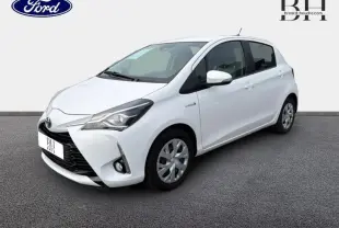 Toyota Yaris 116h blanc pur vue 3/4 avant droit avec phares et calandre distinctifs visibles.