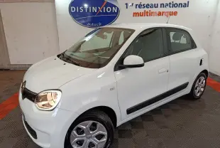 Vue 3/4 avant droite d'une Renault Twingo Zen blanche électrique, avec poignées et rétroviseurs assortis.