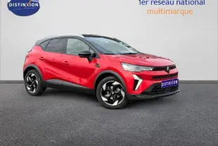 Renault Captur 1.0 Eco-G 100ch Techno rouge flamme en 3/4 avant droit avec jantes noires et toit noir.
